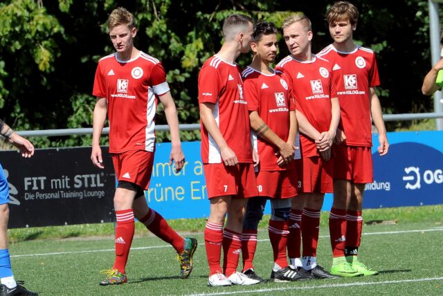 Eine Mauer der Fußballspieler vom Geisecker SV II.