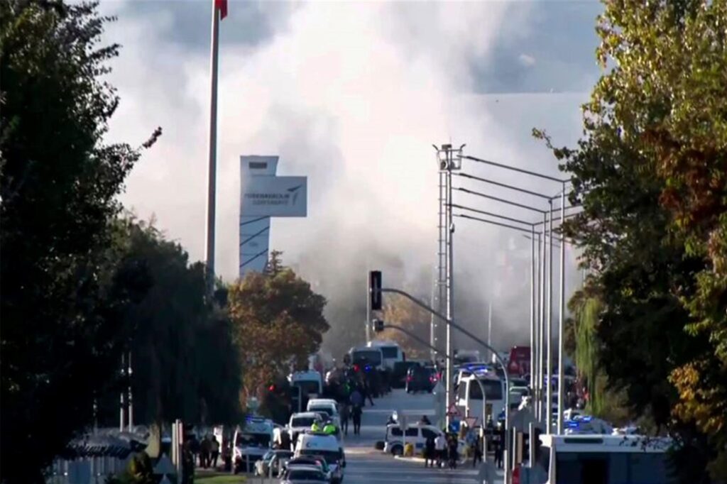 Rauch steigt auf, während Rettungsteams und Polizeibeamte am Stadtrand vor dem Unternehmensgelände der Türkischen Luft- und Raumfahrt eintreffen. Auf einem Unternehmensgelände der Türkischen Luft- und Raumfahrt (TUSAS) in Ankara hat es nach Regierungsangaben einen Terroranschlag gegeben. Rauch steigt auf, während Rettungsteams und Polizeibeamte am Stadtrand vor dem Unternehmensgelände der Türkischen Luft- und Raumfahrt eintreffen. Auf einem Unternehmensgelände der Türkischen Luft- und Raumfahrt (TUSAS) in Ankara hat es nach Regierungsangaben einen Terroranschlag gegeben.