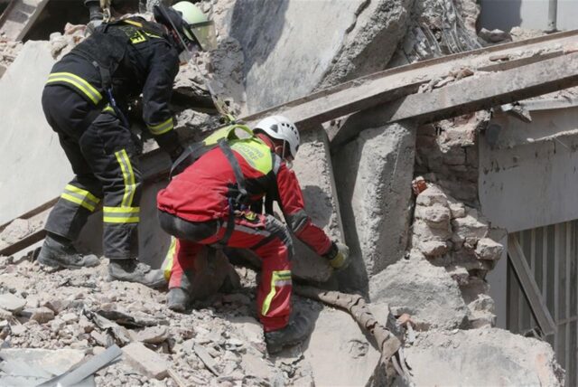 Mitglieder der Höhenrettungsgruppe der Berufsfeuerwehr Düsseldorf arbeiten an dem eingestürzten Anbau eines Wohnhauses. 