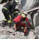 Mitglieder der Höhenrettungsgruppe der Berufsfeuerwehr Düsseldorf arbeiten an dem eingestürzten Anbau eines Wohnhauses. 
