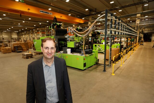 Werksleiter Frank Bublies (58) in der neuen Durable-Halle an der Ringstraße. Dort entstehen bekannte Produkte wie Duraclip oder die Schubladenbox Variocolor. Das Kamener Werk hat sich auf Spritzguss spezialisiert.