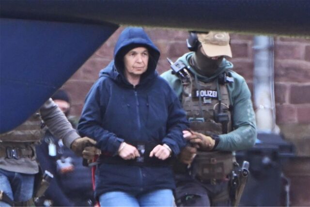 Im Innenhof eines Behördenzentrums wird die frühere RAF-Terroristin Daniela Klette zu einem Hubschrauber geführt. (Archivbild)