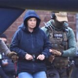 Im Innenhof eines Behördenzentrums wird die frühere RAF-Terroristin Daniela Klette zu einem Hubschrauber geführt. (Archivbild)