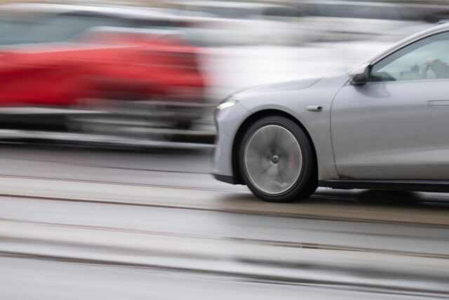 Zwei Autos fahren schnell.
