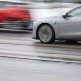 Zwei Autos fahren schnell.