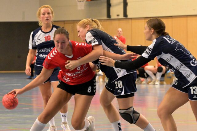 Thia-Carolin Schmidt im Zweikampf.