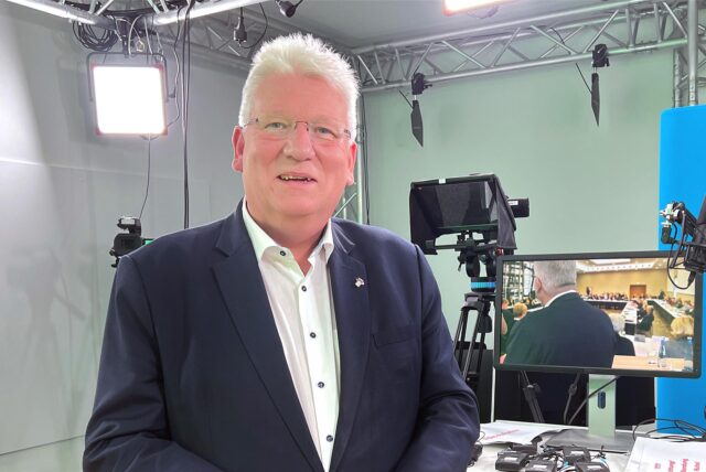 Hartmut Ganzke, SPD-Fraktionsvorsitzender im Kreistag, steht im Videostudio des Hellweger Anzeigers in Unna.