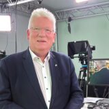 Hartmut Ganzke, SPD-Fraktionsvorsitzender im Kreistag, steht im Videostudio des Hellweger Anzeigers in Unna.