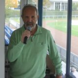 Harald Jelinek hält ein Mikrofon.