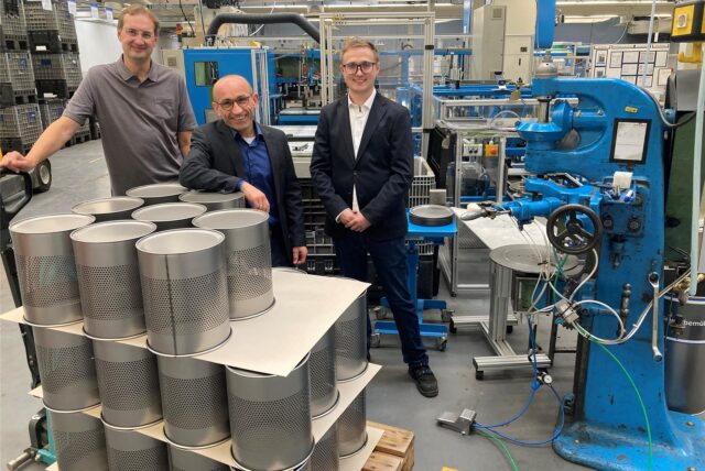 Die Produktionshalle der Firma Durable mit Frank Bublies, Prof. Dr.-Ing. Klaus-Michael Mende und Niklas Kunigk. Sie zeigen eine Papierkorb-Maschine.