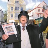 Peter Möbius (†) unterwegs als „Kommerzienrat“, der den Unnaern auf dem Wochenmarkt erklärte, warum historische Bausubstanz der Stadt den Renditeabsichten von Investoren zum Opfer fallen.