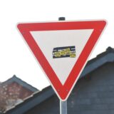 Beklebte Verkehrsschilder wie dieses sieht man häufig in Selm. Im Gegensatz zu anderen Fällen ist hi9er das Verkehrsschild nicht überdeckt.