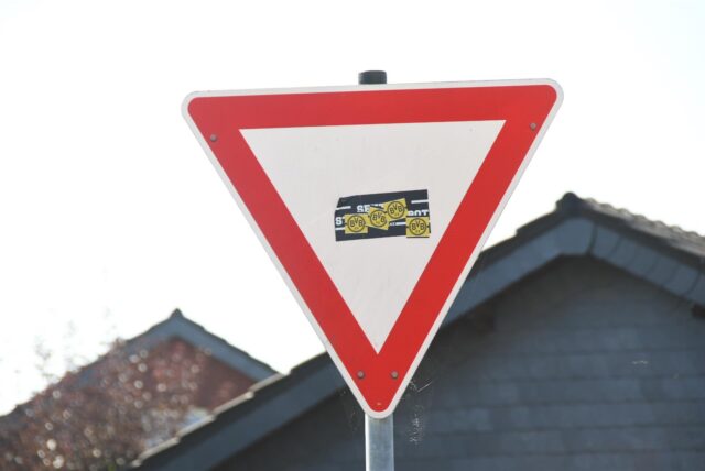 Beklebte Verkehrsschilder wie dieses sieht man häufig in Selm. Im Gegensatz zu anderen Fällen ist hi9er das Verkehrsschild nicht überdeckt.
