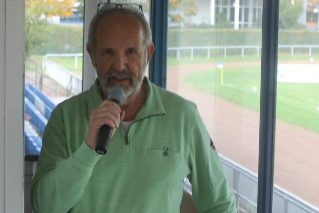 Harald Jelinek hält ein Mikrofon.
