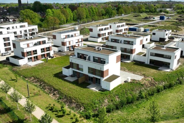 Wohnen im Auenpark: Noch sind nicht alle fertigen Häuser und Wohnungen verkauft.