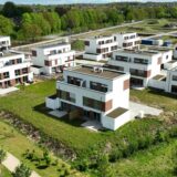 Wohnen im Auenpark: Noch sind nicht alle fertigen Häuser und Wohnungen verkauft.
