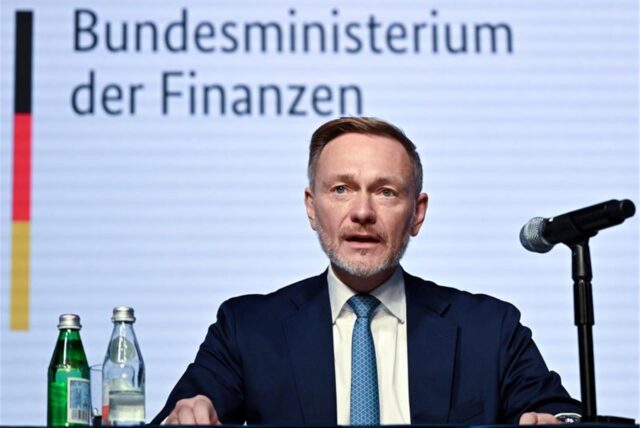 Christian Lindner (FDP), Bundesminister der Finanzen, spricht während einer Pressekonferenz über die Ergebnisse der Steuerschätzung.