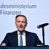 Christian Lindner (FDP), Bundesminister der Finanzen, spricht während einer Pressekonferenz über die Ergebnisse der Steuerschätzung.