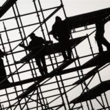 Gerüstbauer errichten ein Gerüst. Die hohe Teuerungsrate und die schwächere Konjunktur dürften die Schwarzarbeit in Deutschland spürbar anheizen. 