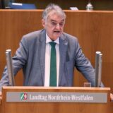 Der Nordrhein Westfälischen Innenminister Herbert Reul (CDU) spricht über dem Anschlag von Solingen, bei eine Plenarsitzung in der Nordrhein Westfälischen Landtag. 
