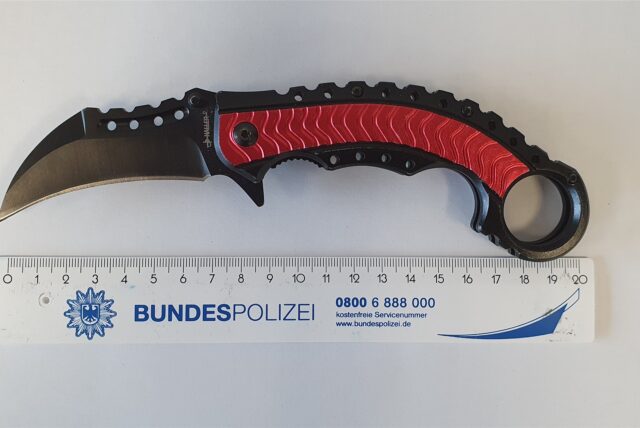 Ein 18-Jähriger aus Dormagen hat dieses Karambit-Messer bei sich gehabt.