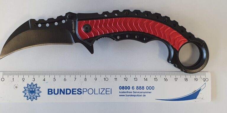 Ein 18-Jähriger aus Dormagen hat dieses Karambit-Messer bei sich gehabt.