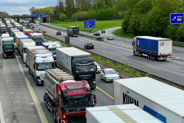 Stau auf der A1 bei Unna in Fahrtrichtung Bremen.