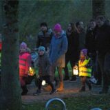 Eltern und Kinder bei einem Laternenumzug.