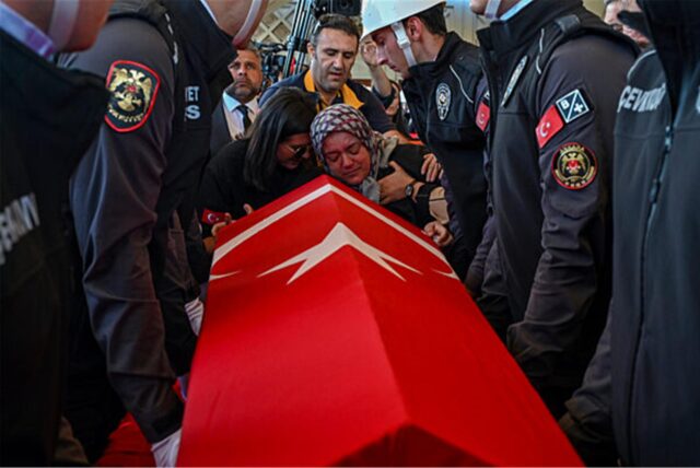 Angehörige von einem Mann, der bei einem Anschlag von PKK-Mitgliedern auf das Türkische Luft- und Raumfahrt (TUSAS) getötet wurde, trauern während einer Beerdigung in der Karsiyaka Moschee.