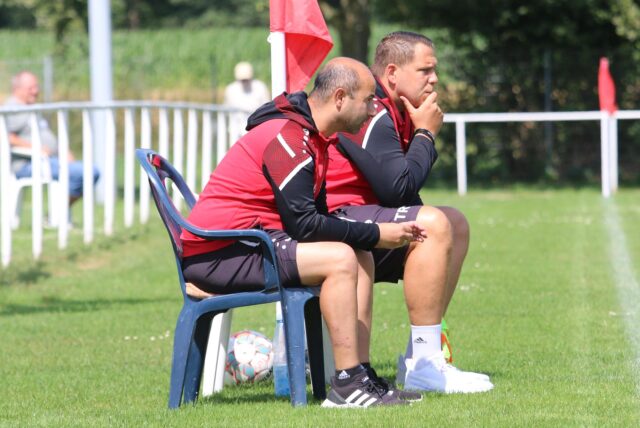Salvatore Gambino sitzt auf einem Stuhl und schaut auf das Spielfeld.