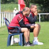 Salvatore Gambino sitzt auf einem Stuhl und schaut auf das Spielfeld.