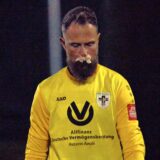 Marcel Czok mit Taschentüchern in der Nase