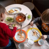 Kinder essen ihr Mittagessen in einer Kindertageseinrichtung
