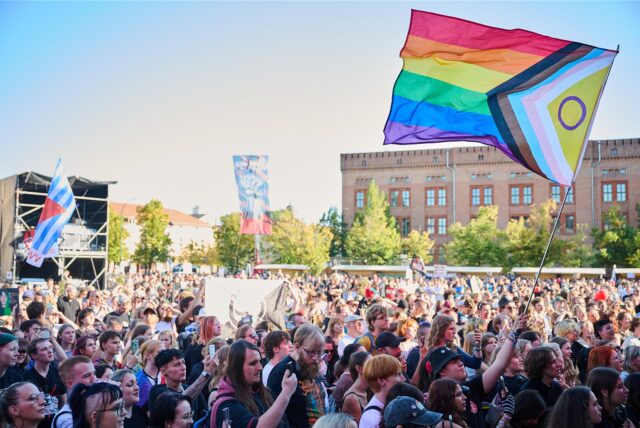 Eine Aufnahme von einer LGBTQ-freundlichen Veranstaltung.