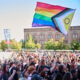 Eine Aufnahme von einer LGBTQ-freundlichen Veranstaltung.