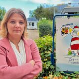 Stefanie Biermann vor der Kita Nordlicht. Die Mutter aus Holzwickede ärgert sich darüber, dass Notbetrieb zum Regelfall geworden sei und fordert dringend Regelungen im Sinne berufstätiger oder anderweitig hilfebedürftiger Eltern.