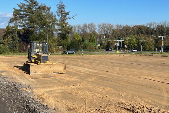 Bagger rollen über die Fläche am Musikantenviertel in Schwerte-Ergste. Dort entsteht ein Neubaugebiet.