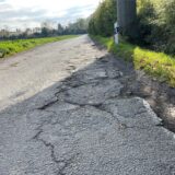 Eine Straße in Unna mit erheblichen Straßenschäden