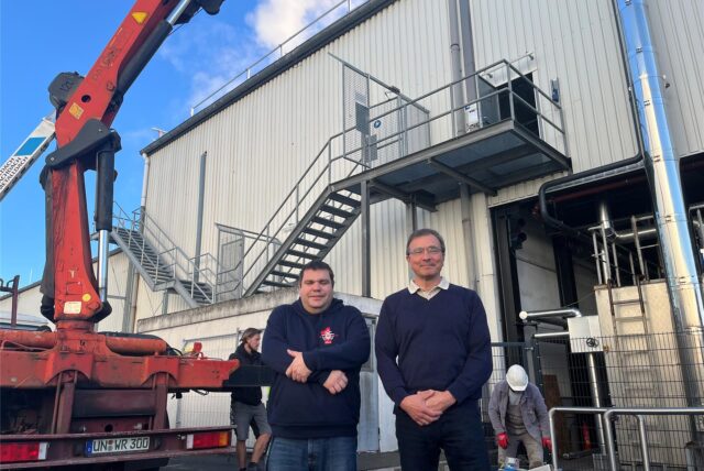 Betriebsleiter Norbert Biegner (rechts) und der Technische Leiter Patrick Petersen der FVZ Convenience GmbH stehen vor dem Fabrikgelände der Firma. im Holzwickeder Norden.