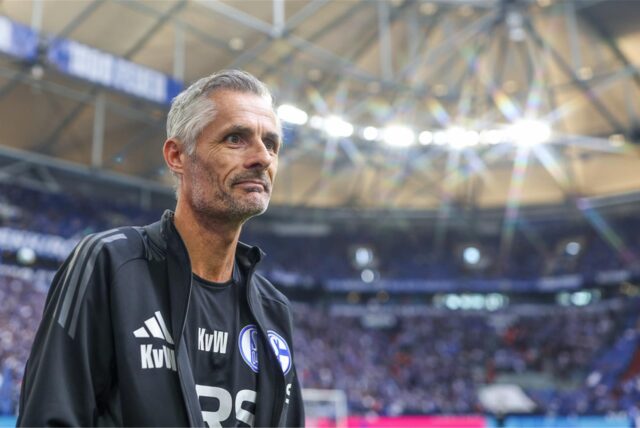 26.10.2024, Fussball, Saison 2024/2025, 2. Bundesliga, 10. Spieltag, FC Schalke 04 – Greuther Fürth, Cheftrainer Kees van Wonderen (FC Schalke 04)