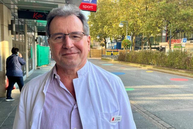 Dr. Vlassios Aslanidis von der Viktoria-Apotheke an der Kampstraße hat eine differenzierte Sicht auf die neue Fußgängerzone.