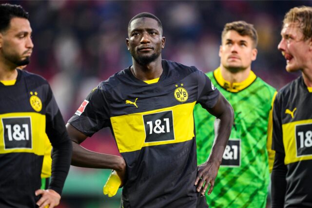 Serhou Guirassy schaut Richtung Tribüne.