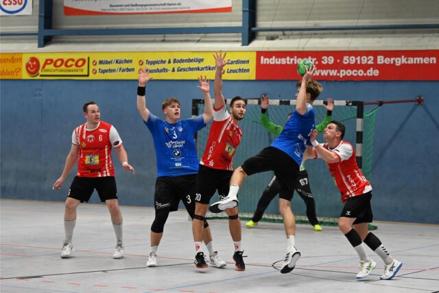 Ein Spieler wirft einen Handball.
