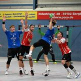 Ein Spieler wirft einen Handball.