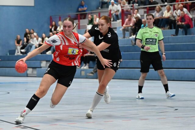 Nele Wagener dribbelt.
