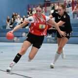 Nele Wagener dribbelt.