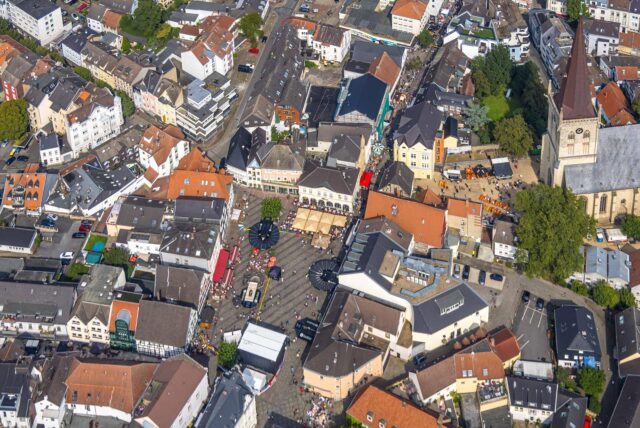 Das Luftbild zeigt den Kern der Unnaer Innenstadt mit Marktplatz und Stadtkirche