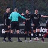 Im Fokus: Schiedsrichter Michael Froning (Nottuln) sprach Osmanlispor Dortmund einen strittigen Strafstoß aus.