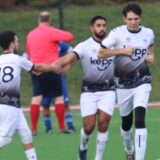 Mustafa Akti (M.) und seine Teamkollegen vom VfK Weddinghofen feiern einen 3:2-Erfolg gegen den FC Pelkum.