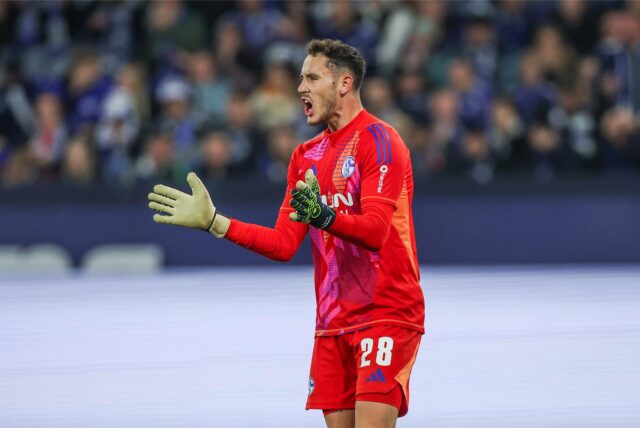 Justin Heekeren steht am Dienstag im Schalker Tor im Pokalspiel in Augsburg.